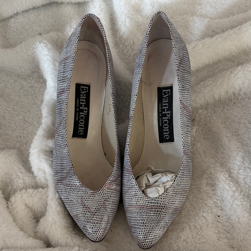 Evan Picone Women's Lizard Textured Vintage Gray and White Heels